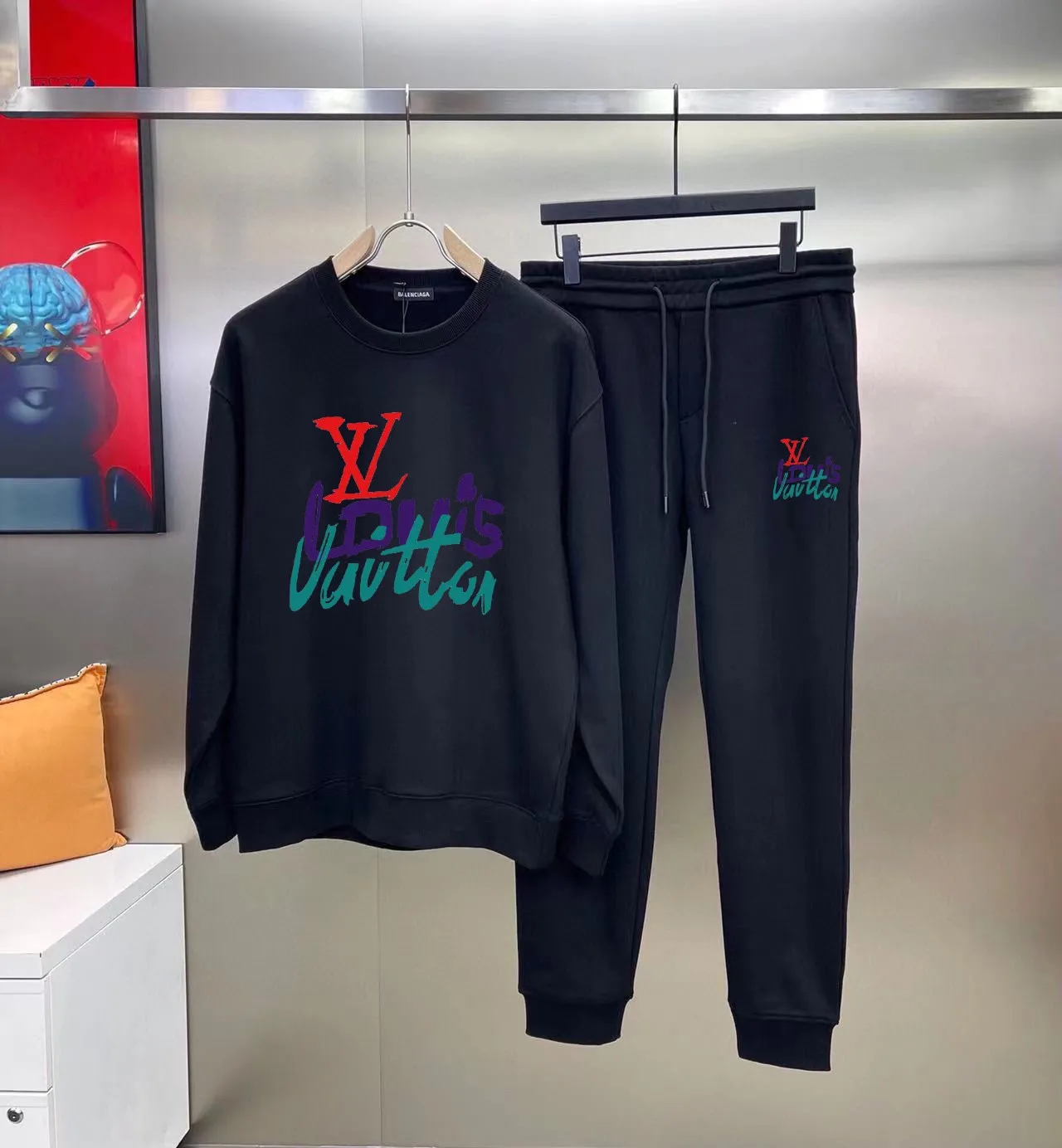 🅿️380 [LV Louis Vuitton] (Fat Man Gospel) hot-selling suit is coming. Focus on the original version of the official website. 2025 new hot-selling sweatshirt suit. The original order is hard to buy🇭🇰. It is the meticulous work of top designers for a fitting and perfect upper body effect. All-natural high-quality Roman cotton 100%, close-fitting comfort, noble and elegant! Original hardware embodies elegance and nobility! Counter size: M-5XL (maximum wear up to 220 pounds)